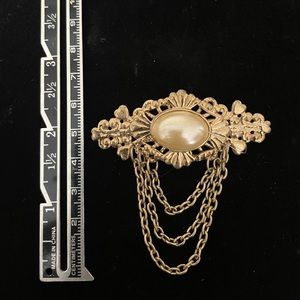 Gold Vintage-style Faux Pearl and Hanging Chains Brooch/Pin